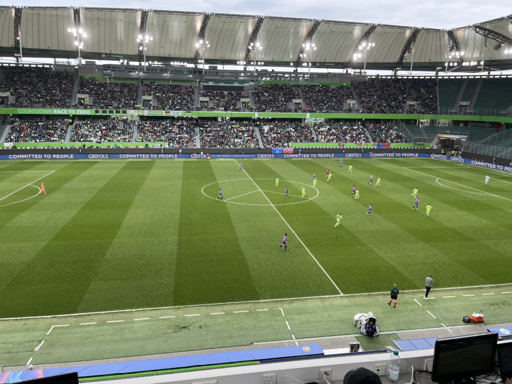 Der VfL Wolfsburg im Spielaufbau gegen den FC Barcelona.